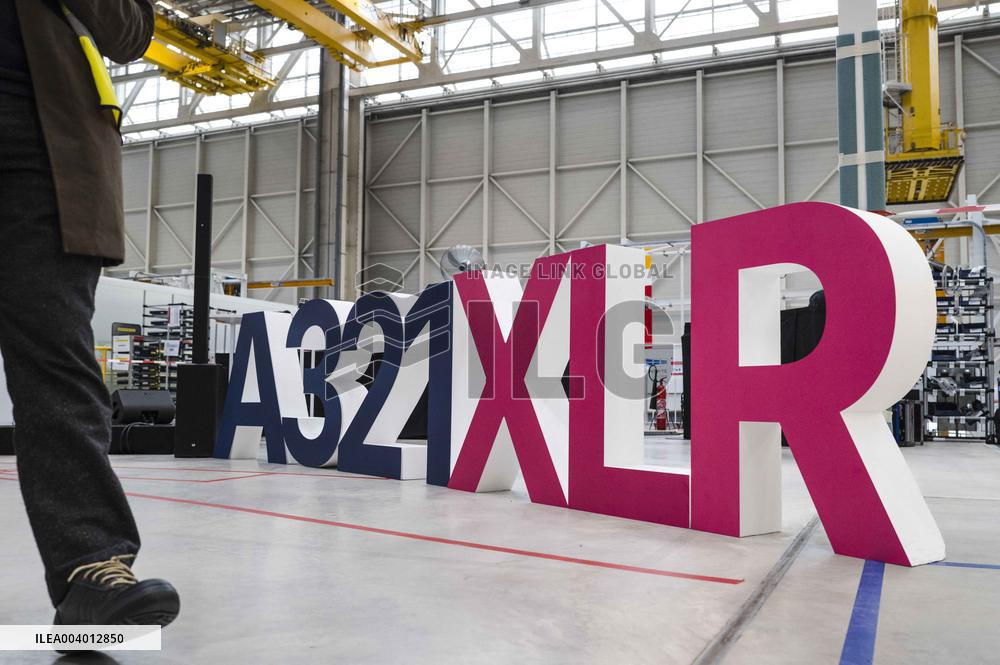 Eric Lombard Visits Airbus - Toulouse