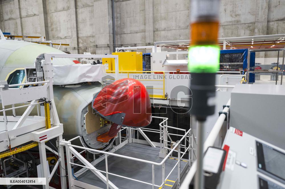Eric Lombard Visits Airbus - Toulouse