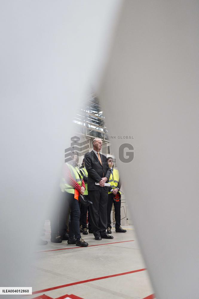 Eric Lombard Visits Airbus - Toulouse