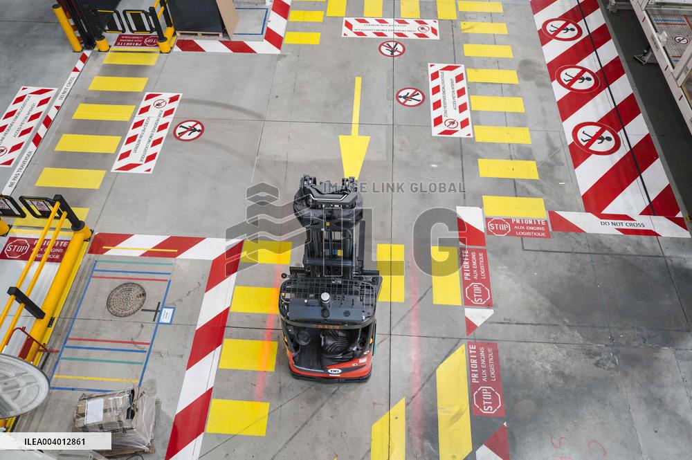 Eric Lombard Visits Airbus - Toulouse