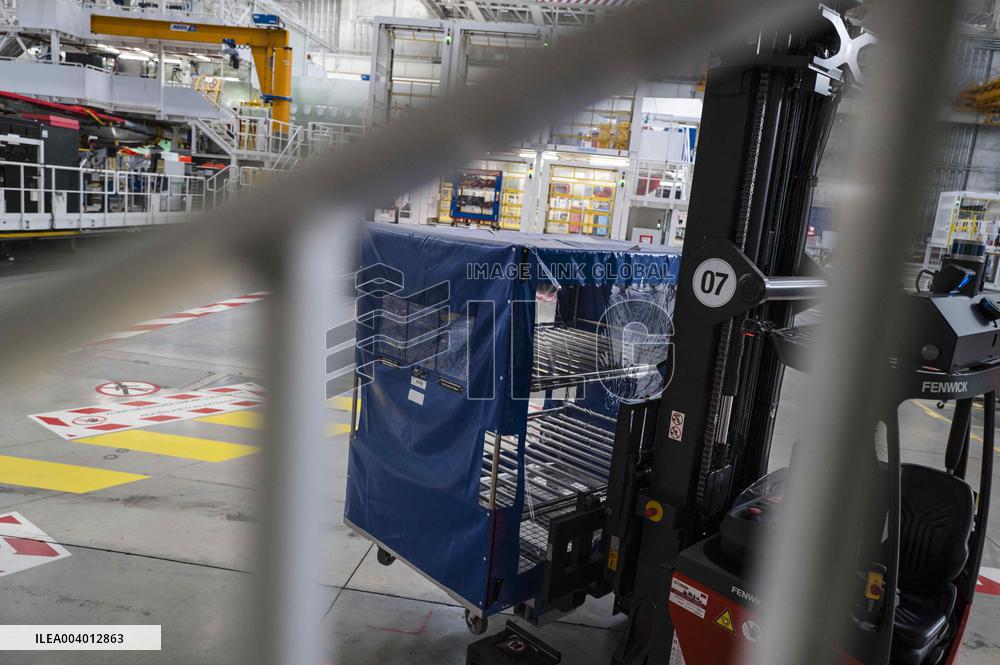 Eric Lombard Visits Airbus - Toulouse