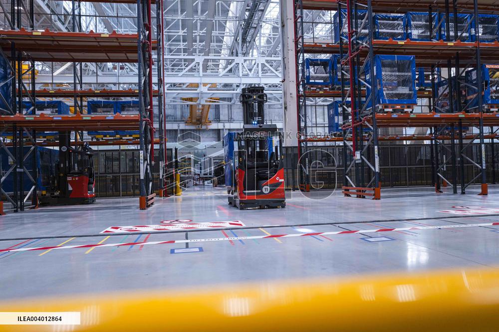 Eric Lombard Visits Airbus - Toulouse