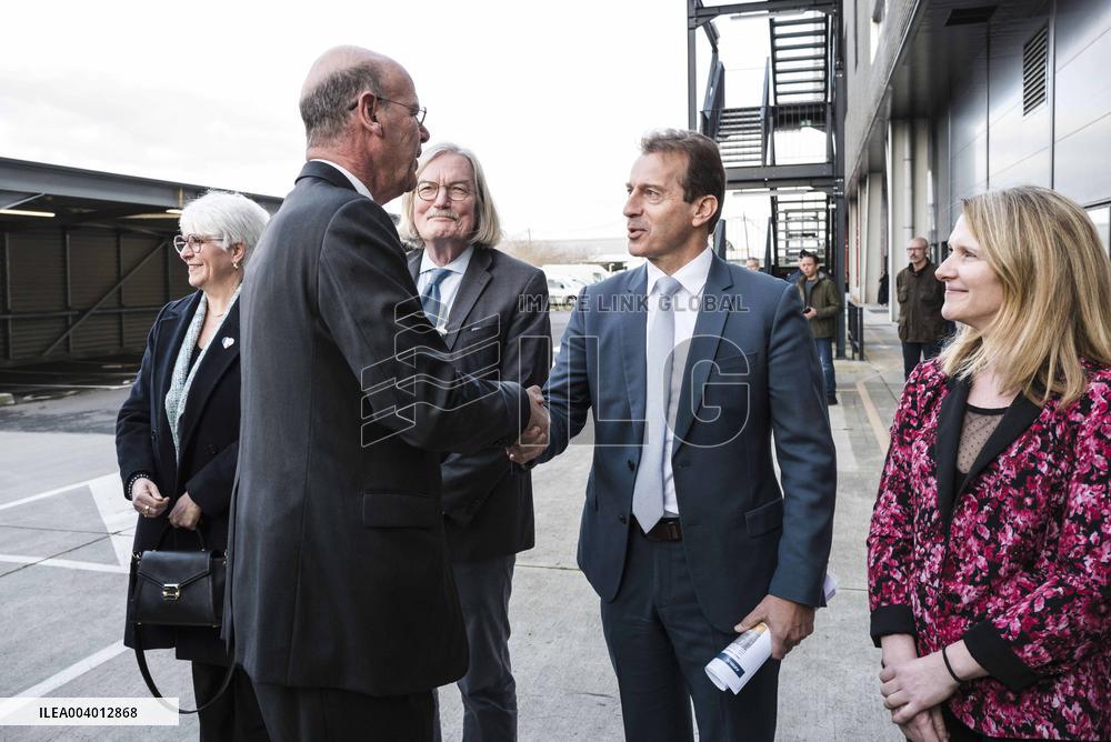Eric Lombard Visits Airbus - Toulouse