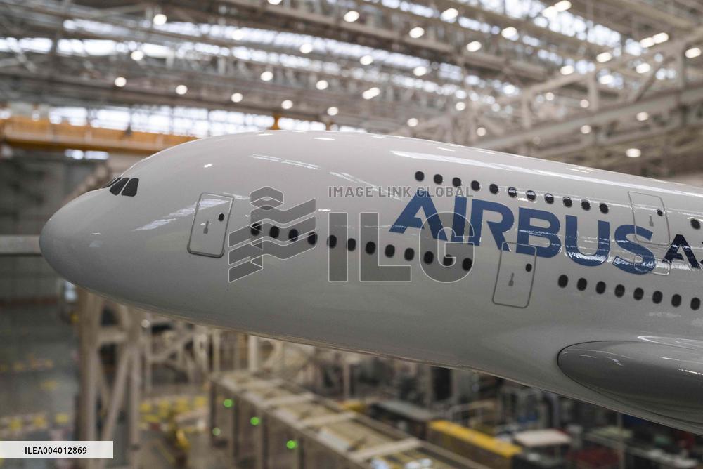 Eric Lombard Visits Airbus - Toulouse