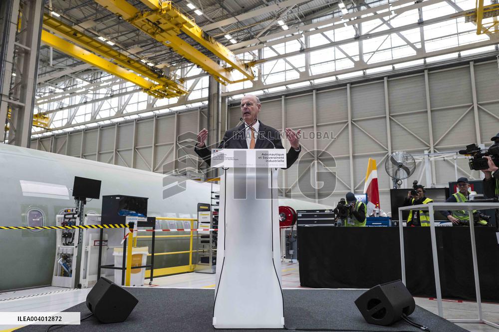 Eric Lombard Visits Airbus - Toulouse