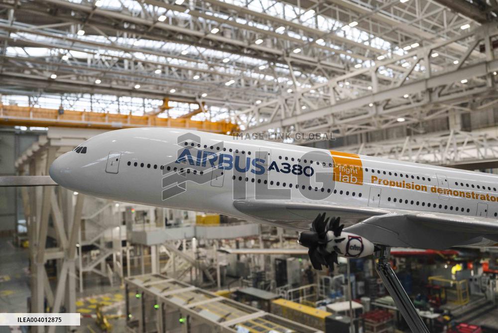 Eric Lombard Visits Airbus - Toulouse