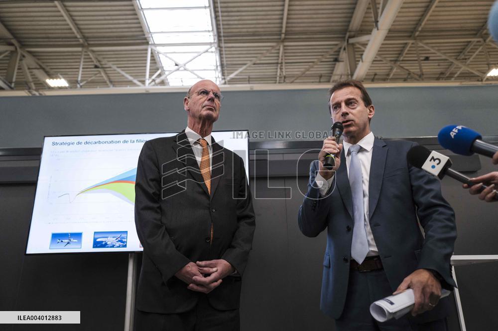 Eric Lombard Visits Airbus - Toulouse