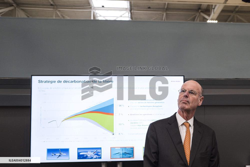 Eric Lombard Visits Airbus - Toulouse