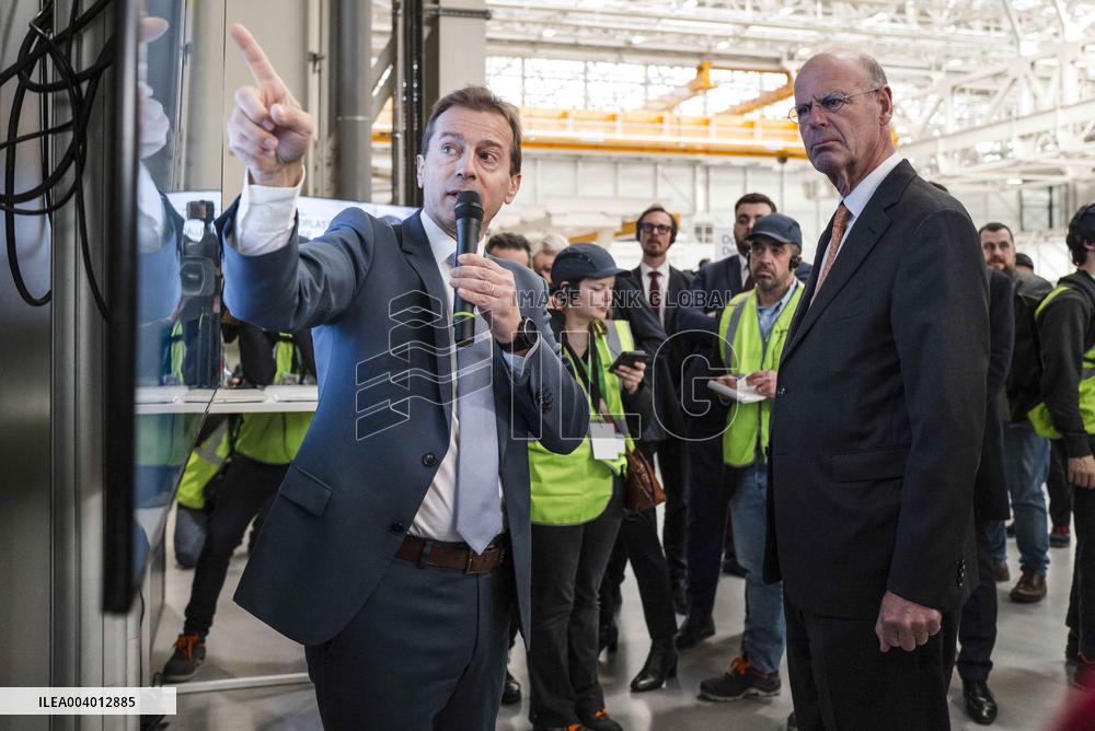 Eric Lombard Visits Airbus - Toulouse