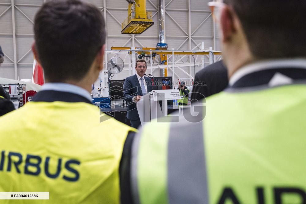 Eric Lombard Visits Airbus - Toulouse