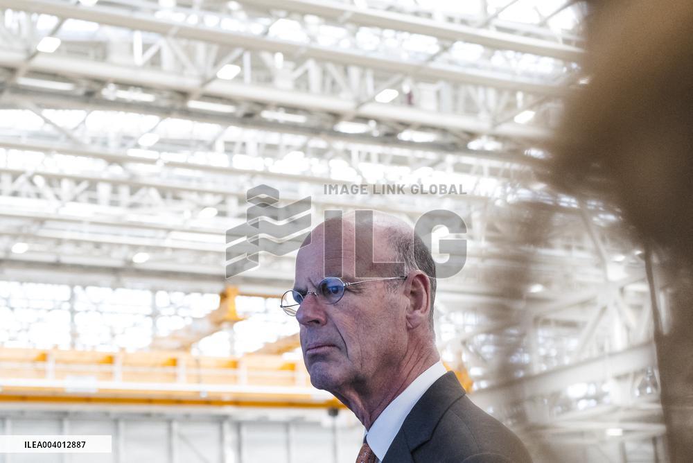 Eric Lombard Visits Airbus - Toulouse
