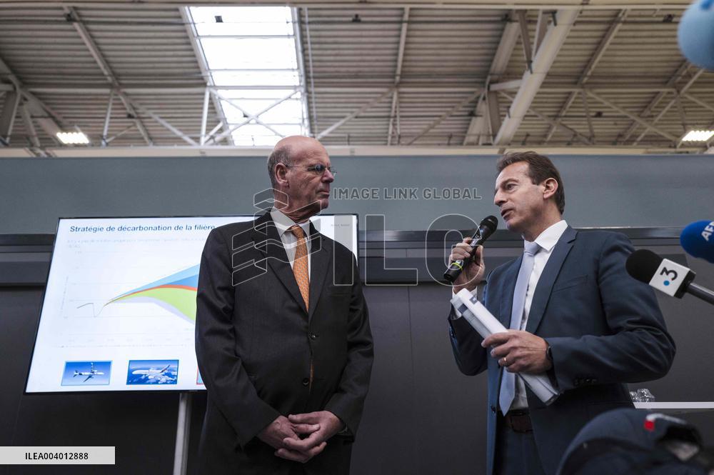 Eric Lombard Visits Airbus - Toulouse