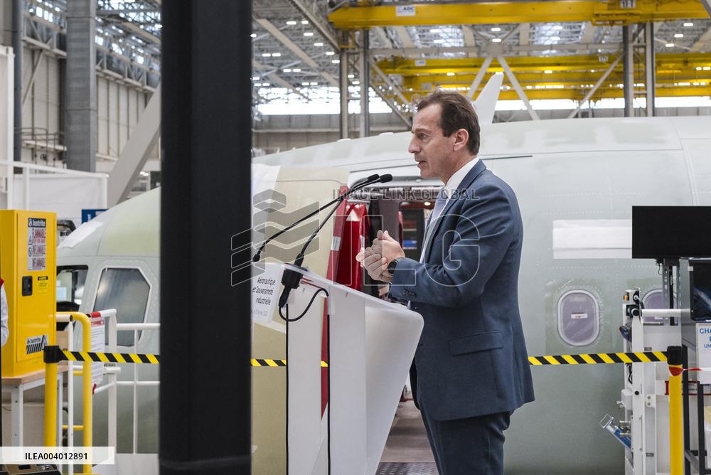 Eric Lombard Visits Airbus - Toulouse