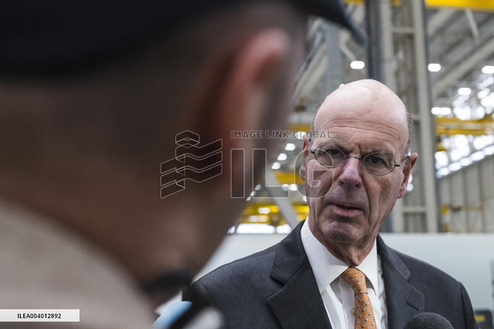 Eric Lombard Visits Airbus - Toulouse