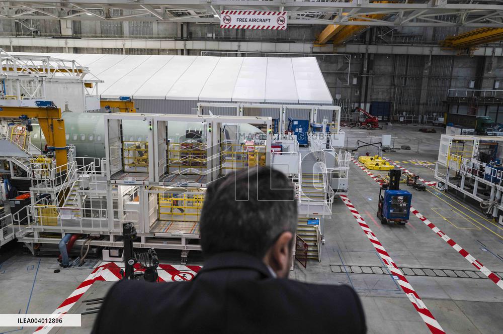 Eric Lombard Visits Airbus - Toulouse