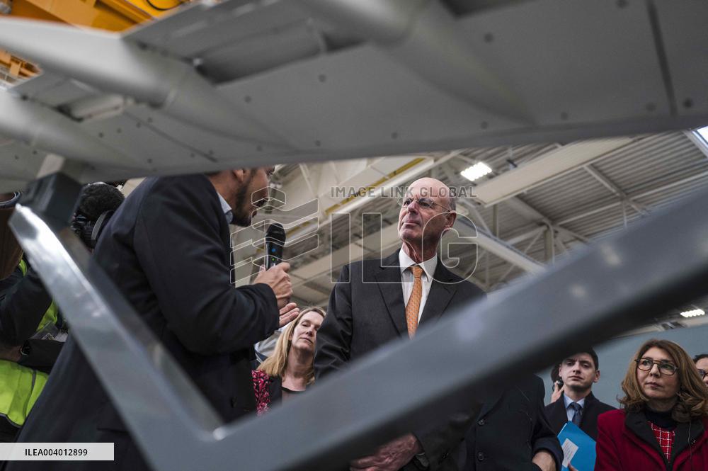 Eric Lombard Visits Airbus - Toulouse
