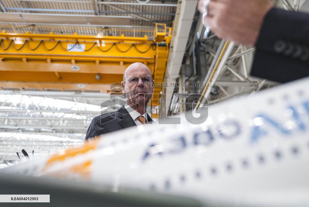 Eric Lombard Visits Airbus - Toulouse