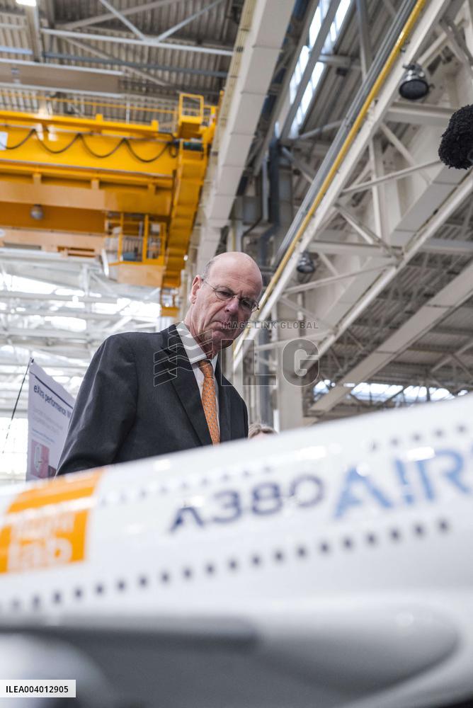 Eric Lombard Visits Airbus - Toulouse