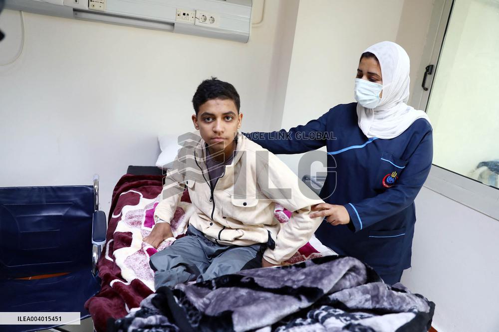 Palestinians Seek Healthcare After System Collapse - Egypt