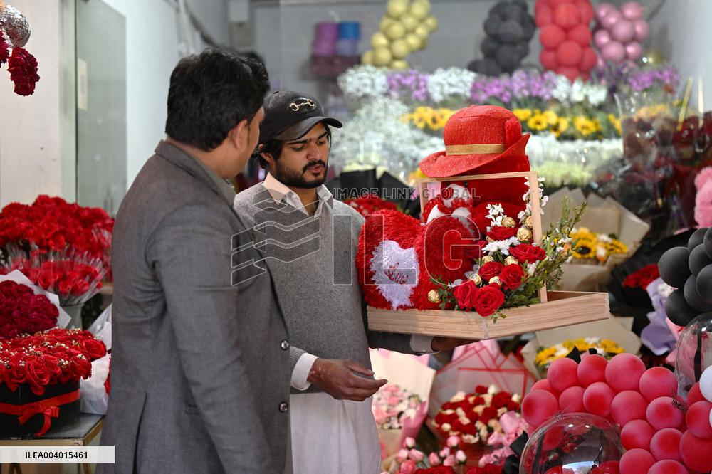 People Go Flower Shopping For St Valentine's Day - Islamabad