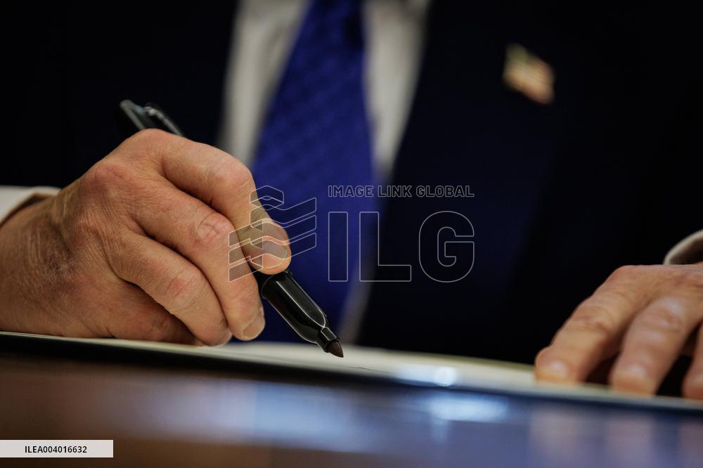 DC: U.S. President Trump Signs Executive Orders in the Oval Office