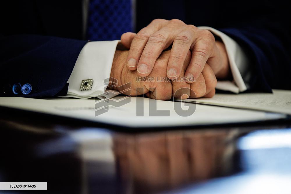 DC: U.S. President Trump Signs Executive Orders in the Oval Office