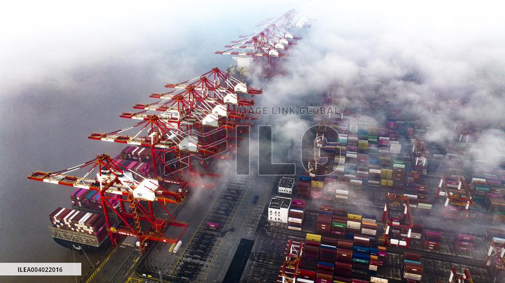 Heavy Fog Hit Shanghai Port