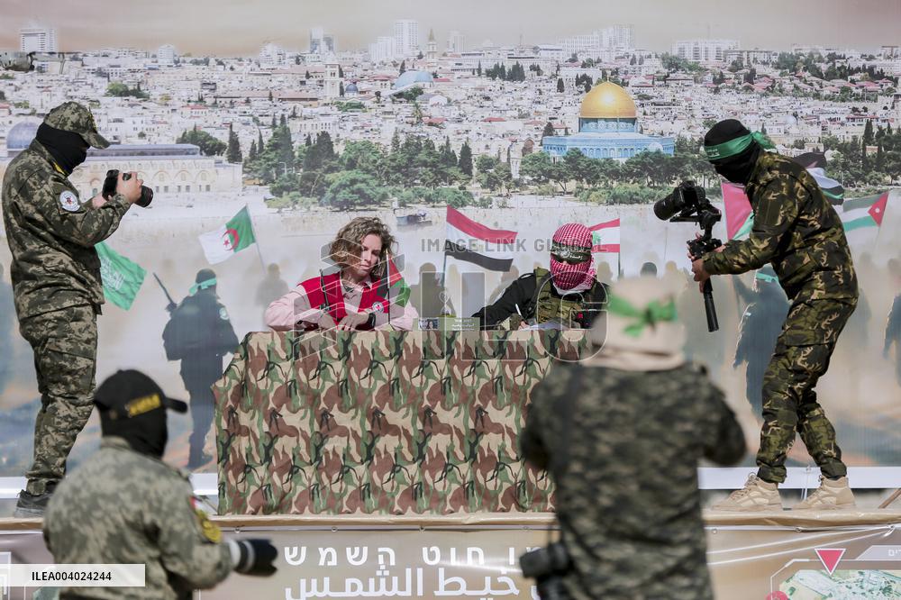 Hamas Transfers Israeli Hostages - Gaza