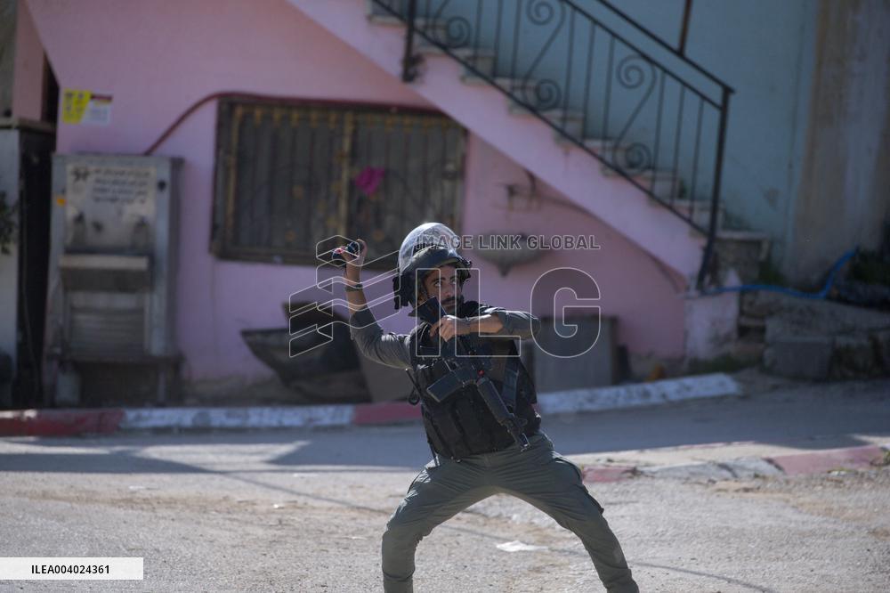 Israel Army Raids Nablus Amid Ongoing West Bank Offensive