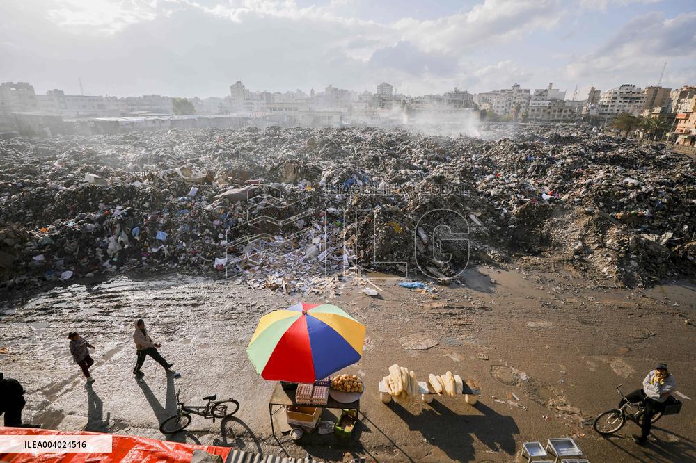 Historic Firas Commercial Market Turned Into The Largest Landfill In Gaza