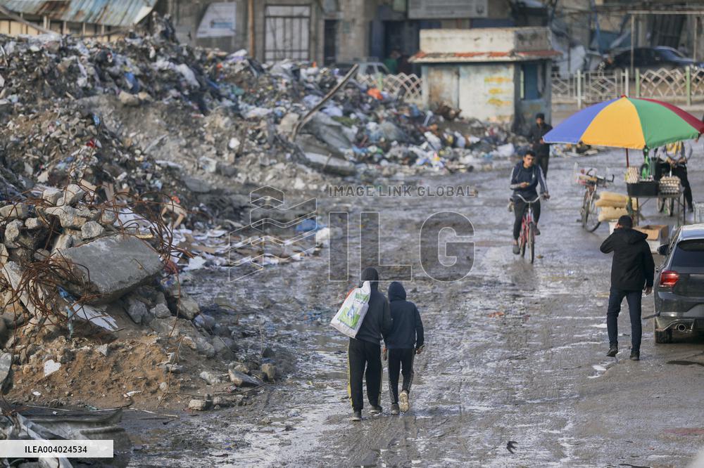 Historic Firas Commercial Market Turned Into The Largest Landfill In Gaza