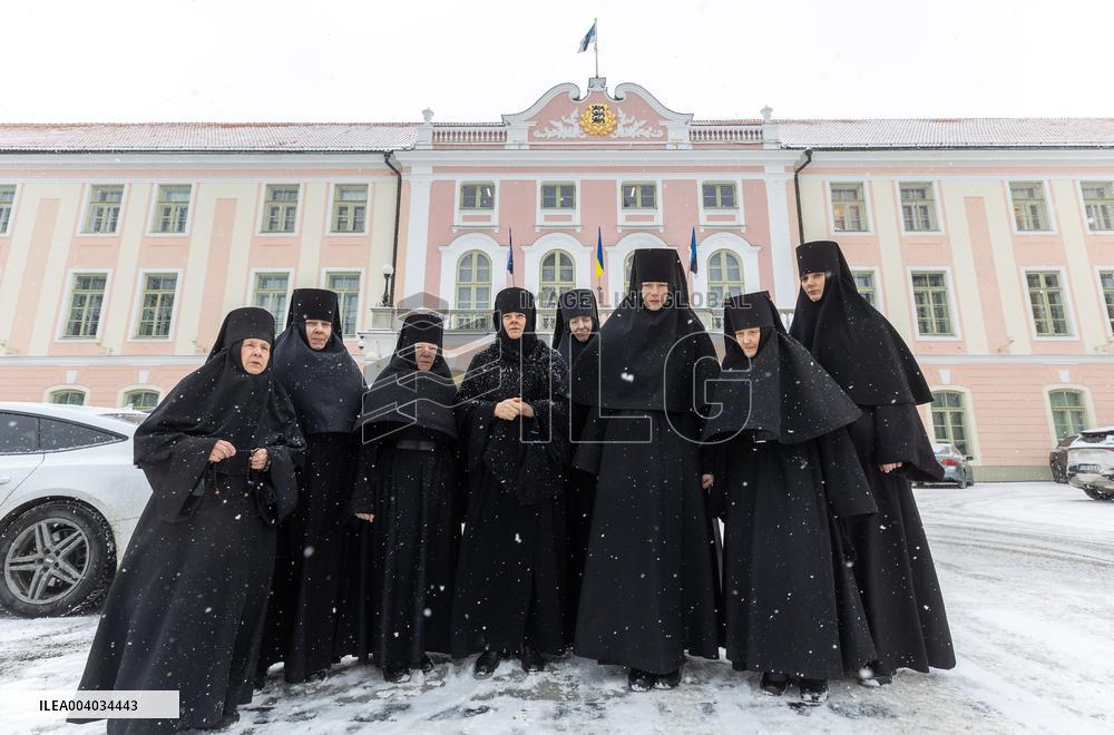Kuremäe Convent nuns deliver petition to Riigikogu