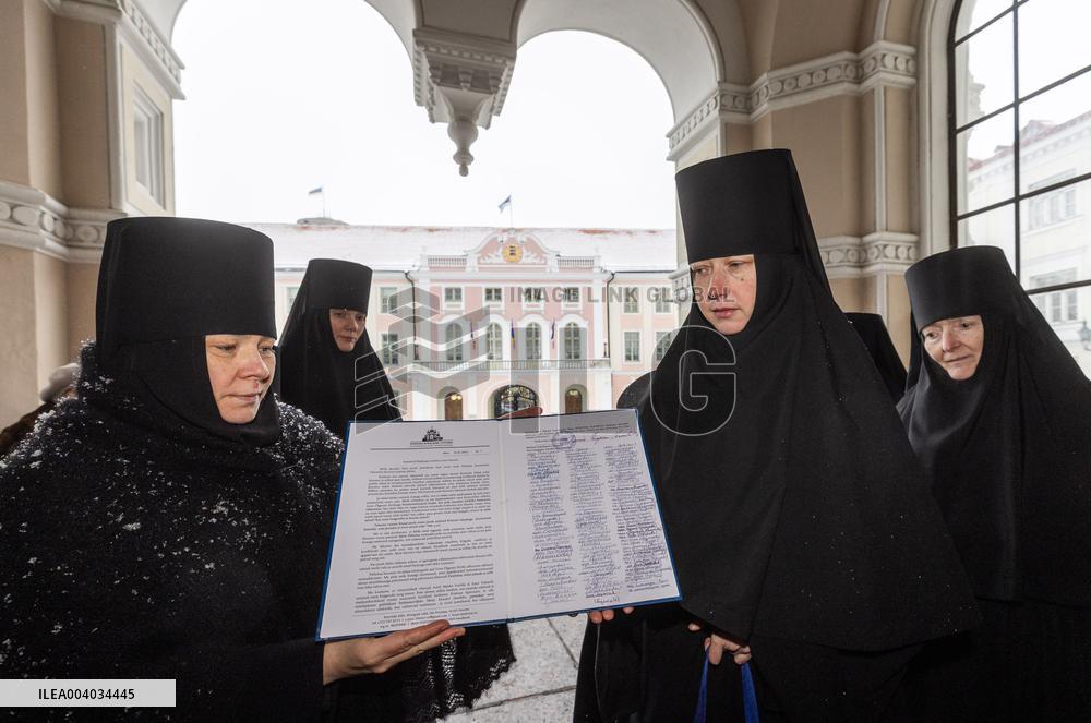 Kuremäe Convent nuns deliver petition to Riigikogu