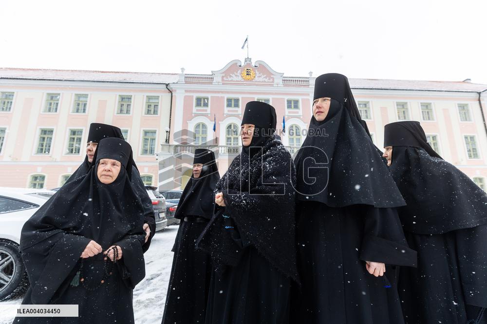 Kuremäe Convent nuns deliver petition to Riigikogu