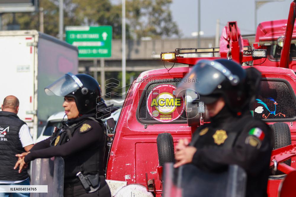 Riot Police Stop The Crane Drivers Demonstration - Mexico