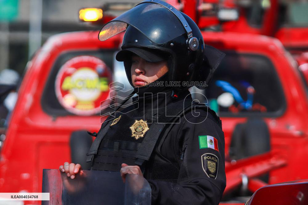 Riot Police Stop The Crane Drivers Demonstration - Mexico