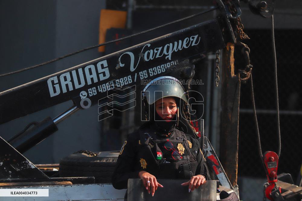 Riot Police Stop The Crane Drivers Demonstration - Mexico