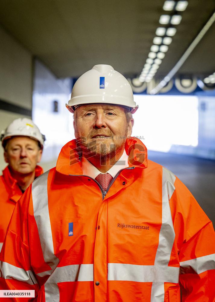 King Willem-Alexander visits the renovation of A16 - Rotterdam