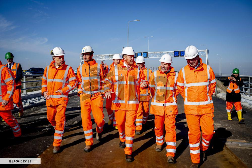 King Willem-Alexander visits the renovation of A16 - Rotterdam
