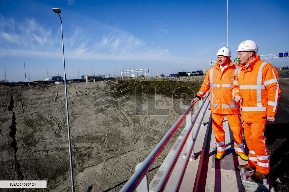 King Willem-Alexander visits the renovation of A16 - Rotterdam