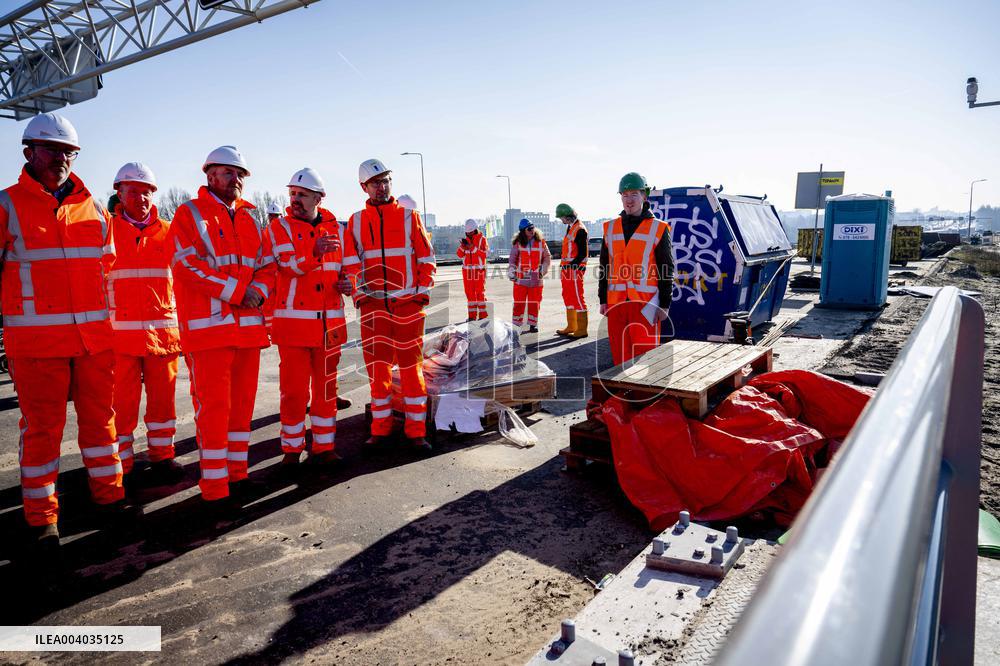 King Willem-Alexander visits the renovation of A16 - Rotterdam
