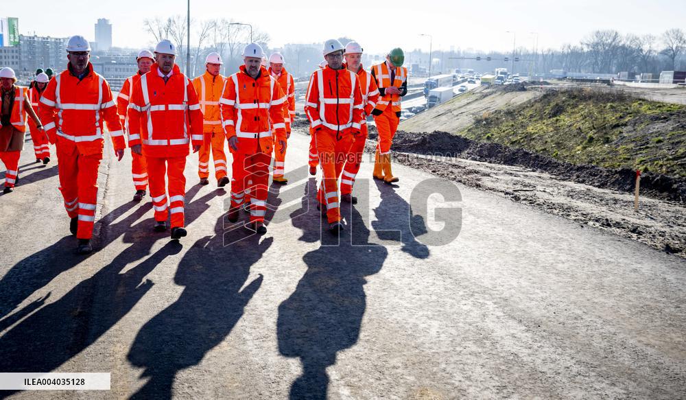King Willem-Alexander visits the renovation of A16 - Rotterdam