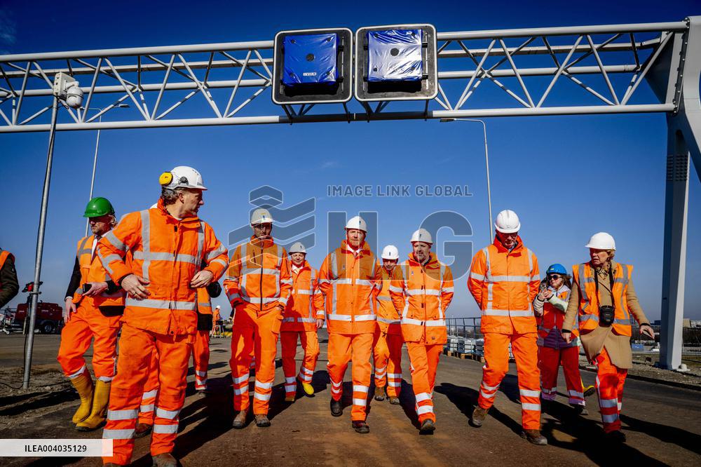 King Willem-Alexander visits the renovation of A16 - Rotterdam