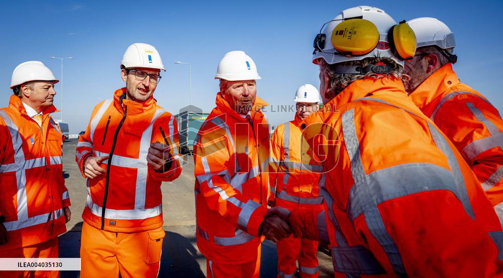 King Willem-Alexander visits the renovation of A16 - Rotterdam