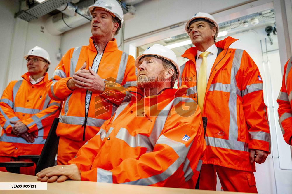 King Willem-Alexander visits the renovation of A16 - Rotterdam