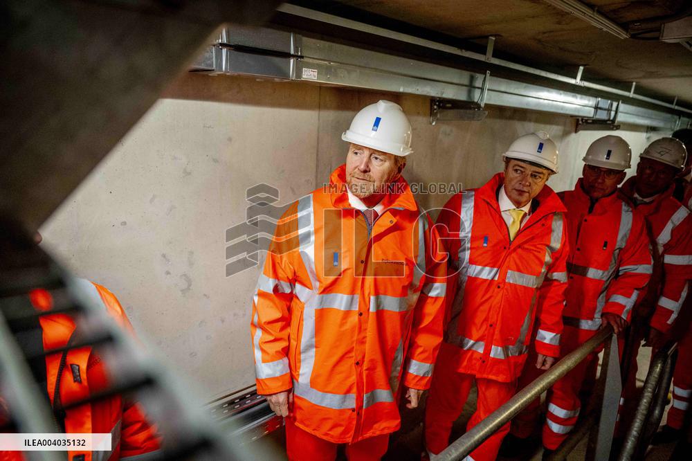 King Willem-Alexander visits the renovation of A16 - Rotterdam