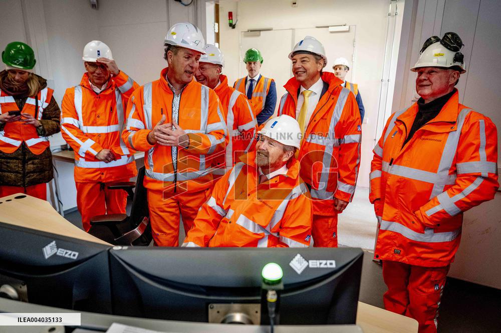 King Willem-Alexander visits the renovation of A16 - Rotterdam