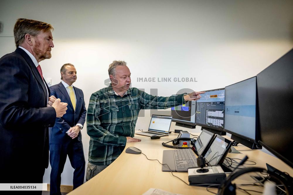 King Willem-Alexander visits the renovation of A16 - Rotterdam