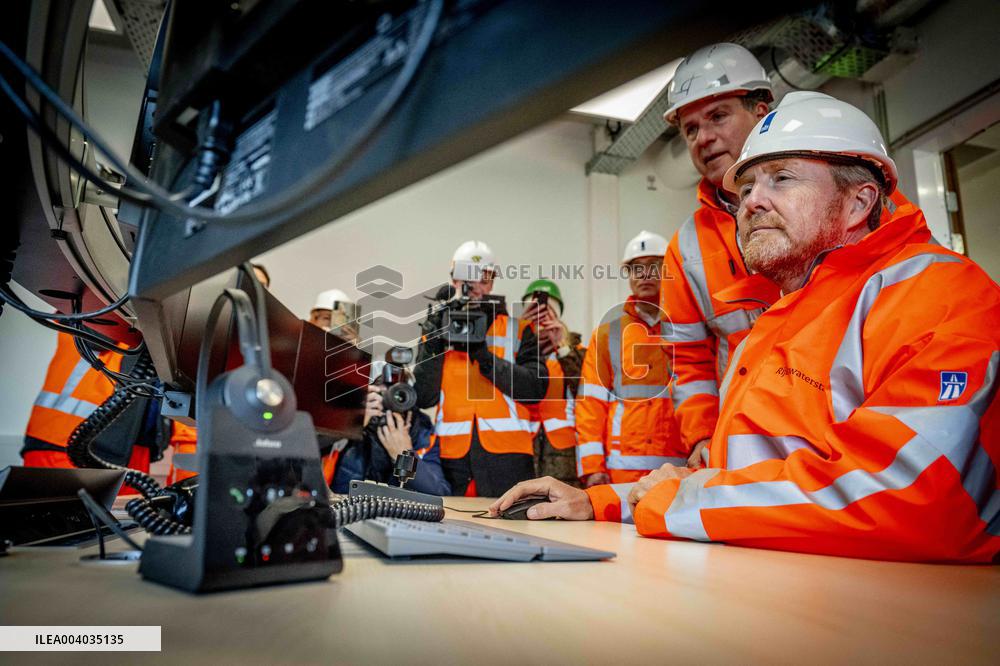 King Willem-Alexander visits the renovation of A16 - Rotterdam