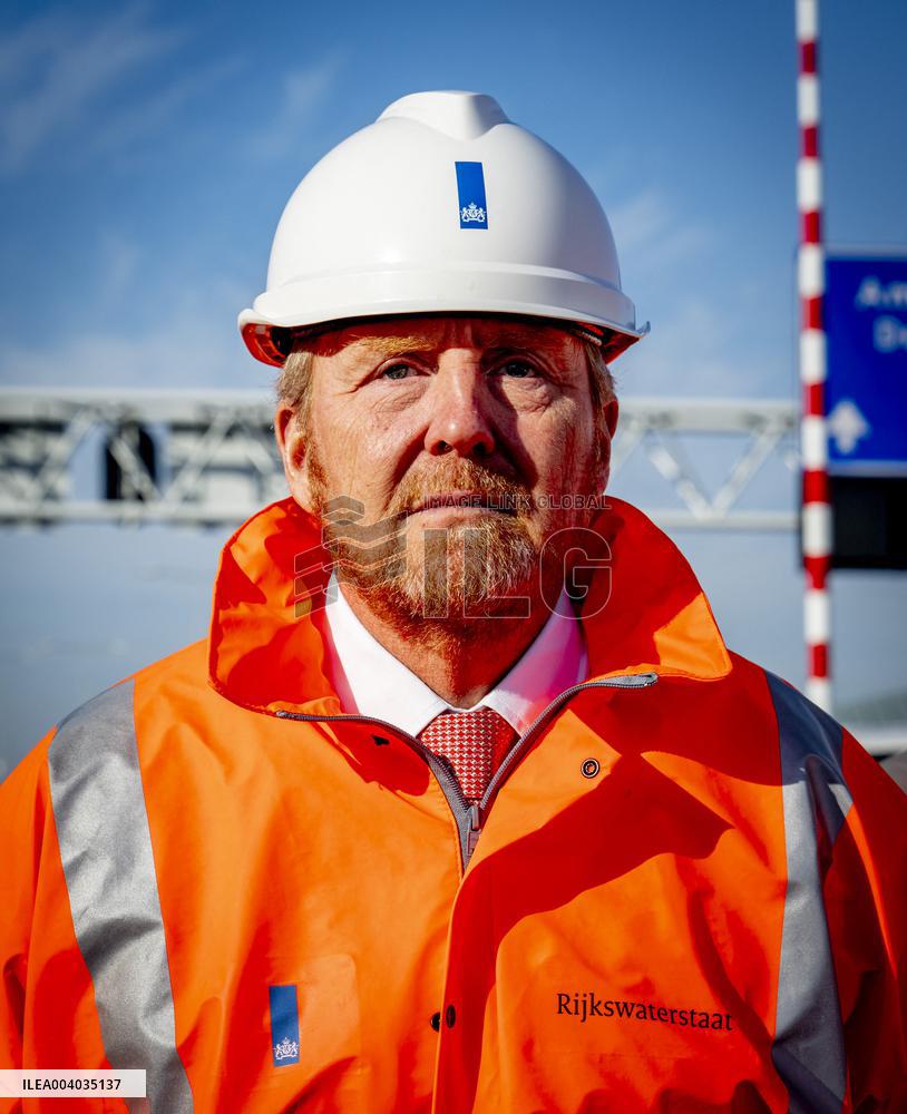 King Willem-Alexander visits the renovation of A16 - Rotterdam